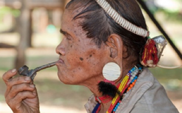 Ohrplug bei einem indianischen Ureinwohner